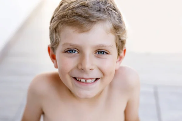 Schönes Smiling Little Boy Portrait an einem warmen, sonnigen Sommertag. Glückliches Kind, das in die Kamera blickt. Entzückendes Kind mit blonden Haaren und blauen Augen — Stockfoto