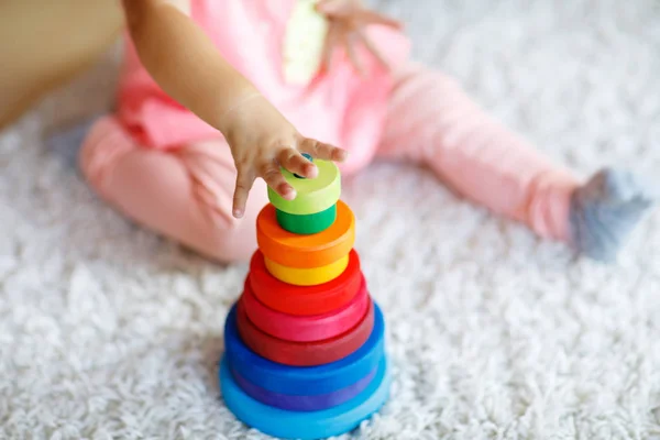 Adorabile carino bella bambina che gioca con educativo colorato piramide giocattolo in legno rainboy — Foto Stock