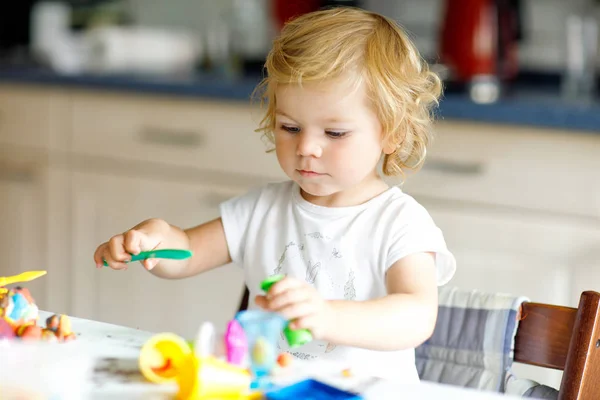 可爱可爱的小女孩，带着彩色粘土。健康宝宝玩和创造玩具从玩面团。小孩模塑黏土和学习 — 图库照片