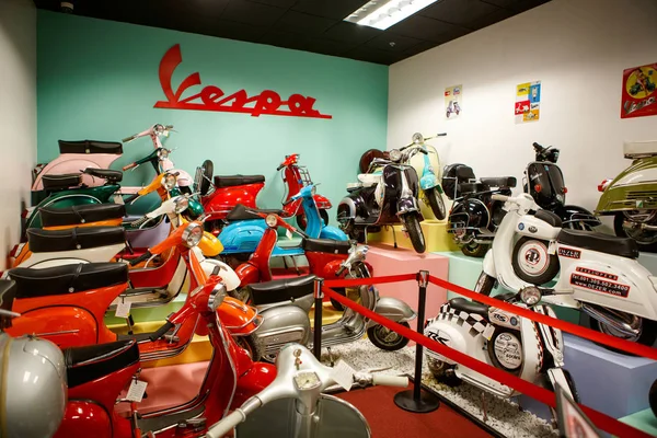 MIAMI, FLORIDA, États-Unis - 11 AVRIL 2016 : Le Miami Auto Museum expose une collection d'automobiles vintage et de cinéma, de bicyclettes et de motos le 11 avril 2016 à Miami, Floride, États-Unis . — Photo