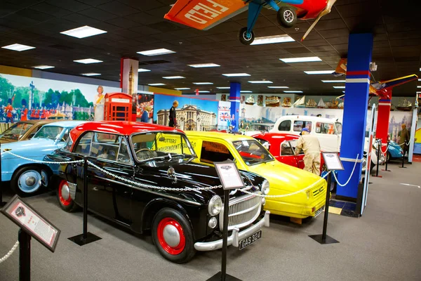 MIAMI, FLORIDA, États-Unis - 11 AVRIL 2016 : Le Miami Auto Museum expose une collection d'automobiles vintage et de cinéma, de bicyclettes et de motos le 11 avril 2016 à Miami, Floride, États-Unis . — Photo