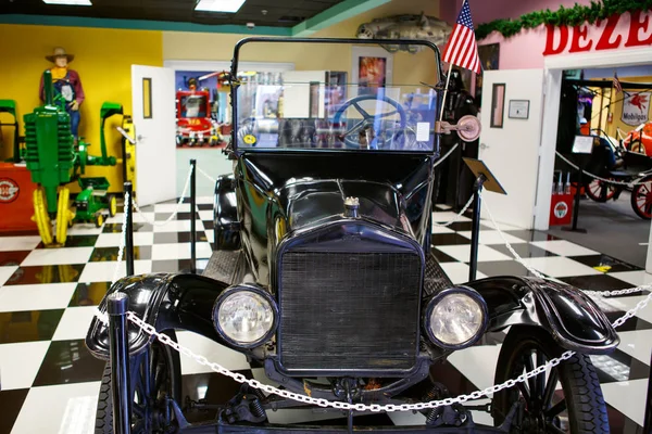 MIAMI, FLORIDA, EUA - ABRIL 11 2016: Miami Auto Museum exibe uma coleção de automóveis vintage e cinematográficos, bicicletas e motocicletas em 11 de abril de 2016 em Miami, Flórida, EUA . — Fotografia de Stock