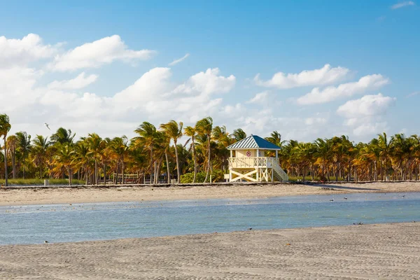 Krásná Crandon Park Beach se nachází v Key Biscayne v Miami, Florida, USA. Palmy, bílý písek a bezpečnostní dům — Stock fotografie