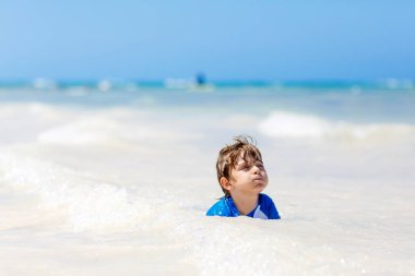 küçük sarışın çocuk çocuk tropikal Maldivler plaj üzerinde eğleniyor