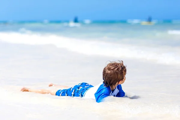 Piccolo ragazzo biondo divertirsi sulla spiaggia tropicale delle Seychelles — Foto Stock