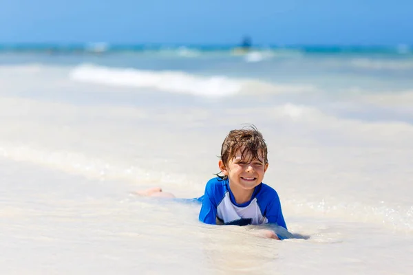 Niño rubio divirtiéndose en la playa tropical de Seychelles — Foto de Stock