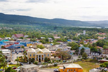 Jamaika Adası, Karayipler Falmouth limanında. Eski evleri ve duty free zone ile. Yukarıdan, resimden cruise gemi liner