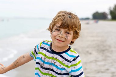 Miami beach, Key Biscayne üzerinde eğleniyor güzel etkin küçük çocuk çocuk. Mutlu sevimli çocuk rahatlatıcı, oynama ve fırtınalı tadını gün avuç içi ve okyanus yakın sıcak. Kum üstünde komik güzel yüz çocuk.