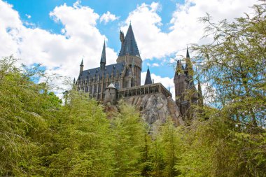 Orlando, Fl-Nisan 19 2016: Hogwarts Castle, Harry Potter ve yasak yolculuk cazibe Orlando ABD ev sahipliği.