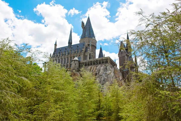 Orlando, Fl-19 kwietnia 2016: Zamek Hogwartu, Harry Potter i zabronione podróż atrakcji Orlando, Stany Zjednoczone Ameryki. — Zdjęcie stockowe