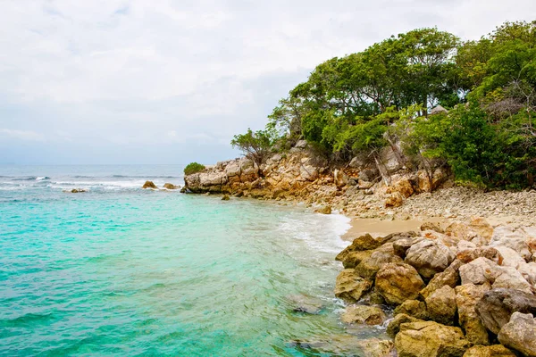 Spiaggia e resort tropicale, isola di Labadee, Haiti. Spiaggia esotica selvaggia con palme e noci di cocco contro il cielo blu e l'acqua azzurra . — Foto Stock