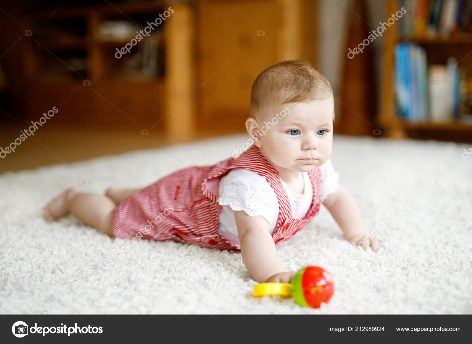 Bebe Mignon Jouant Avec Le Jouet Educatif De Hochet Colore Petite Fille Qui Regarde La Camera Et Qui Rampe Famille Nouvelle Vie Enfance Concept De Depart Bebe Apprendre Saisir Image Libre Bebe Mignon Jouant Avec Le Jouet Educatif De Hochet Colore Petite Fille Qui Regarde La Camera Et Qui Rampe Famille Nouvelle Vie Enfance Concept De Depart Bebe Apprendre Saisir Image Libre