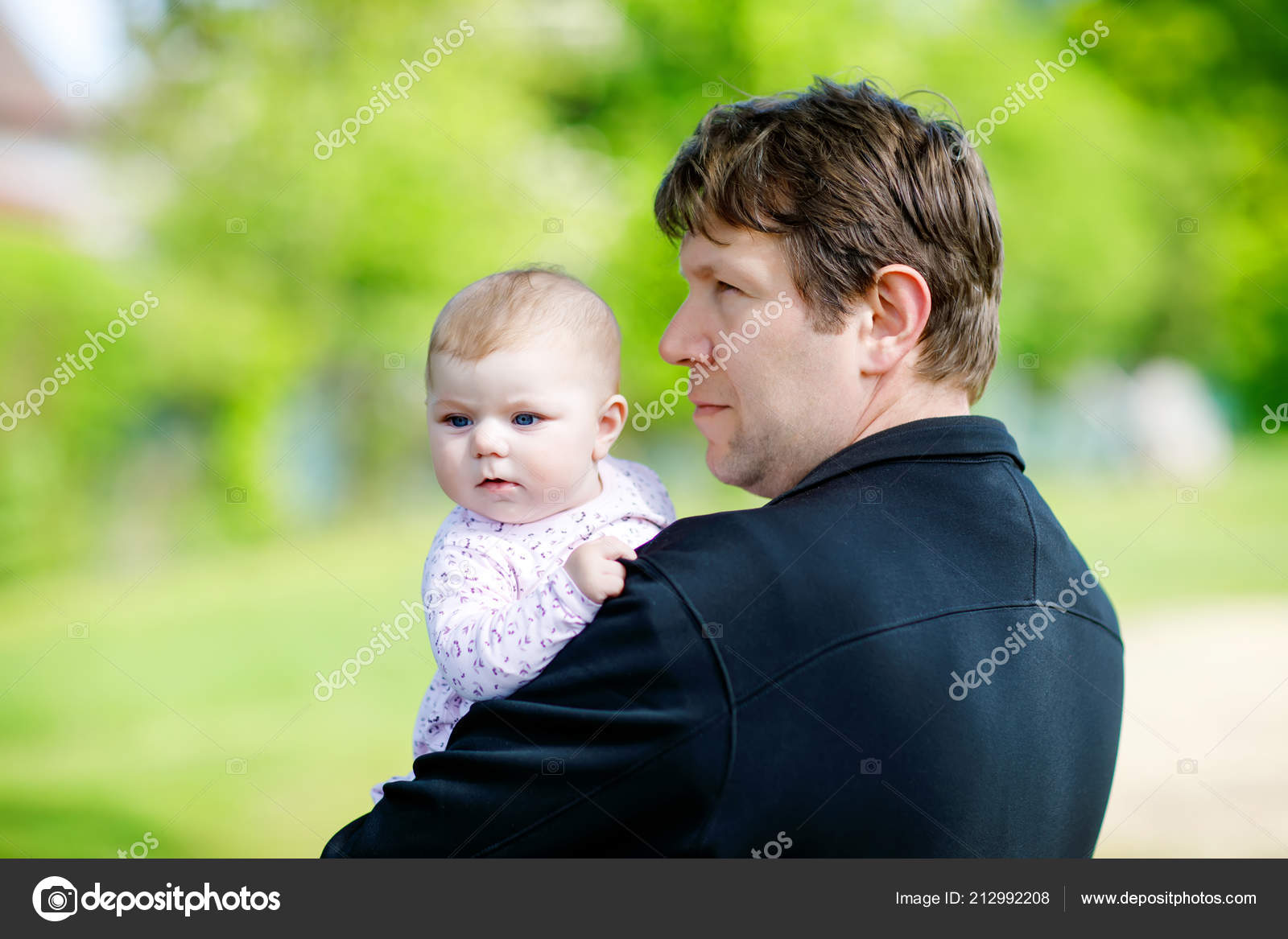 Heureux Jeune Pere Fier De S Amuser Avec Bebe Fille Portrait De Famille Ensemble Papa Avec Bebe Fille A L Exterieur Amour Un Nouveau Ne Qui Regarde Papa Liaison Famille Nouvelle Vie Image Libre De