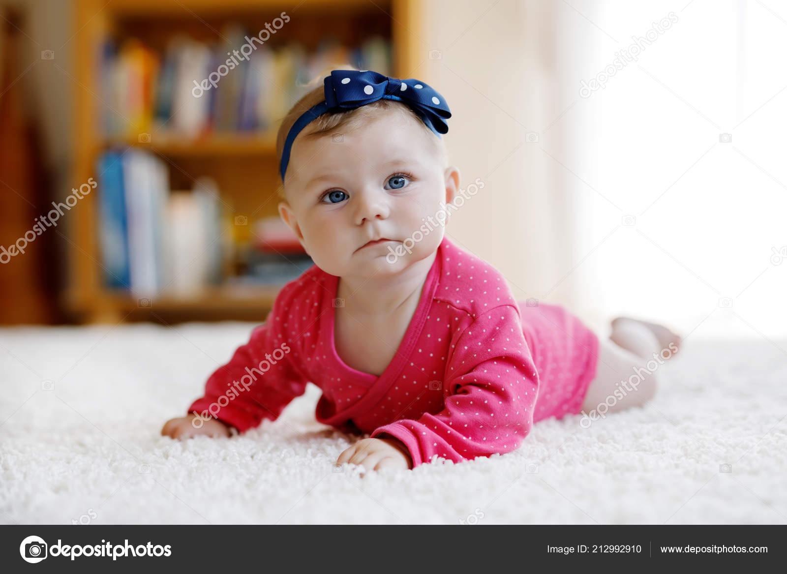 Bebe Fille Aux Yeux Bleus Couche Sur Le Ventre Pepiniere Pour Enfants Textile Et Literie Pour Enfants Joyeux Nouveau Ne Enfant Avec Bandeau Image Libre De Droit Par Romrodinka C Bebe Fille Aux Yeux Bleus Couche Sur Le Ventre Pepiniere Pour Enfants Textile Et Literie Pour Enfants Joyeux Nouveau Ne Enfant Avec Bandeau Image Libre De Droit Par Romrodinka C