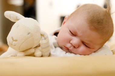 Lavaboda yıkanan ve musluğu tutan sevimli bir bebek. Küçük çocuk kız kardeşine yardım edip onunla oynuyor. Mutlu kardeş ve çocuk eğleniyor. Sağlıklı çocuklar banyoda birlikteler. Aile zamanı..