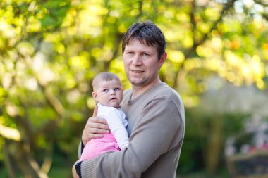 Yeni doğan bebek kızı, aile portre birlikte eğleniyor mutlu gururlu genç baba. Baba ile bebek kız açık havada, seviyorum. Yeni doğan çocuk baba arıyor. Bağlar, Aile, yeni bir hayat.