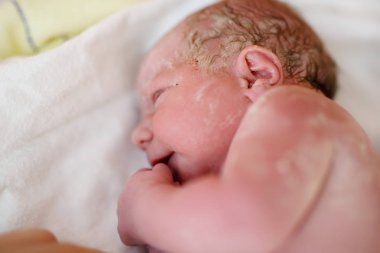 Yeni doğan çocuk saniye ve doğumdan sonra dakika. Havlu üzerinde sevimli küçük yeni doğan bebek kız. Yeni hayata başlayan, sağlık,