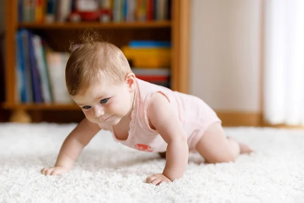 Adorable retrato de niñitas gateando en casa. Niña divertida levantando cuerpo y aprendiendo a gatear.. — Foto de Stock