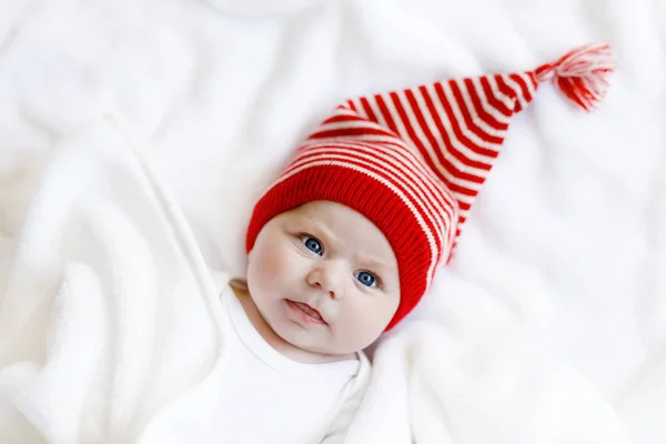 Lindo niño adorable bebé con gorra de invierno de Navidad sobre fondo blanco. Feliz niña o niño sonriendo y mirando a la cámara. Primer plano para vacaciones de Navidad y concepto familiar — Foto de Stock