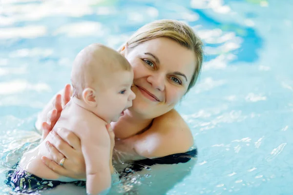 Středního Věku Mamince Plavání Roztomilé Roztomilé Dítě Bazénu Úsměvem Maminka — Stock fotografie