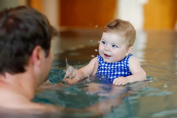 Šťastný otec středního věku plavání s roztomilou roztomilou dceruškou ve vířivém bazénu. Usmívající se otec a malé dítě, šestiletá dívka, která se spolu baví. Aktivní rodinný trávení volného času v lázeňském hotelu — Stock fotografie