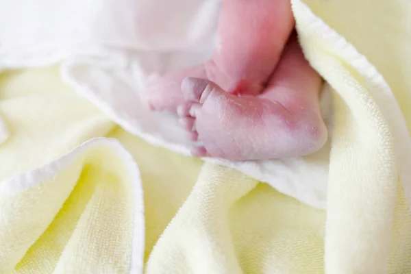 Yeni doğan çocuk saniye ve doğumdan sonra dakika. Havlu üzerinde sevimli küçük yeni doğan bebek kız. Yeni hayata başlayan, sağlık, — Stok fotoğraf