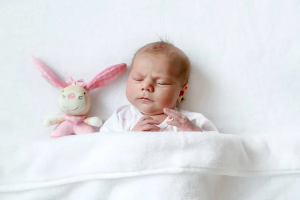 Lindo adorable bebé recién nacido tranquilo durmiendo en la cama blanca. Niño recién nacido, niña de seis días acostada en la cama. Familia, nueva vida, infancia, concepto inicial. Tranquilo bebé, buen sueño. . —  Fotos de Stock