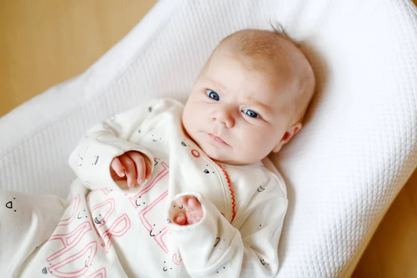 Χαριτωμένο αξιολάτρευτο μωρό νεογέννητο againgst λευκό φόντο. Νέο γεννημένο παιδί, μικρό κορίτσι σας αναζητούν έκπληκτος με την κάμερα. Νέα ζωή, παιδική ηλικία, οικογένεια, αρχή έννοια — Φωτογραφία Αρχείου