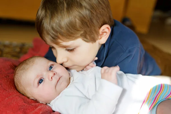 Close-up πορτρέτο της ευτυχισμένη παιδί αγοράκι με νεογέννητο κοριτσάκι, χαριτωμένο αδελφή. Τα αδέλφια. Αδελφός και το μωρό αγκαλιά μαζί. Παιδιά συγκόλληση. Οικογένεια των δύο συγκόλληση, αγάπη — Φωτογραφία Αρχείου