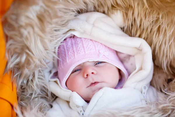 Porträtt av nyfött barn i varma vinterkläder. Vacker söt flicka i varm overall, mössa. Lugna barnet sova under utomhus promenad — Stockfoto