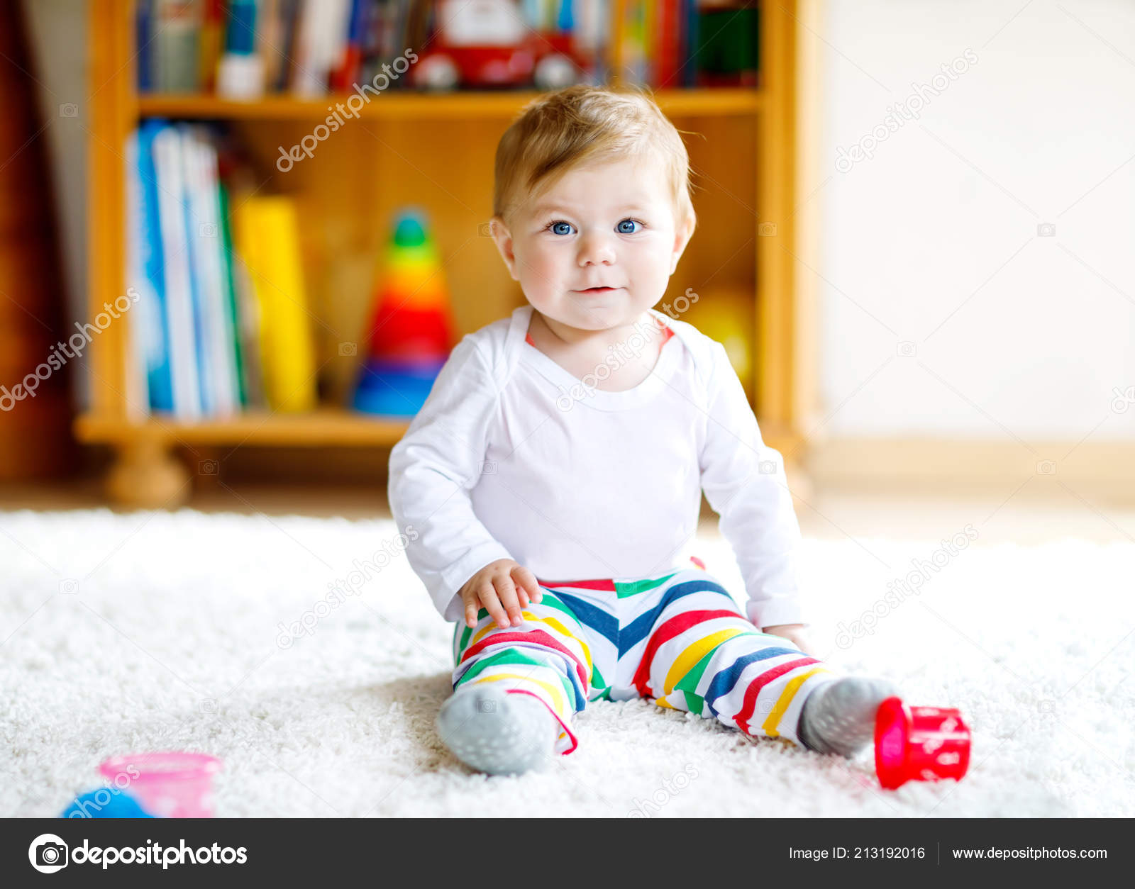 Cute Little Asian 2 - 3 Anos De Idade Criança Menino Criança Se Divertindo  Brincando Com Blocos De Plástico Coloridos Dentro De Casa No Jogo Escola /  Creche / Sala De Estar