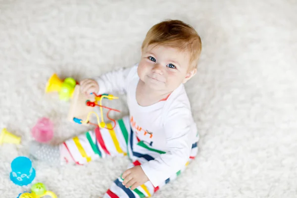 Söt liten flicka leker med pedagogiska leksaker i barnkammaren. Glad frisk barn att ha kul med färgglada olika leksaker hemma. Baby utveckling och första steg, lära sig att spela och ta. — Stockfoto