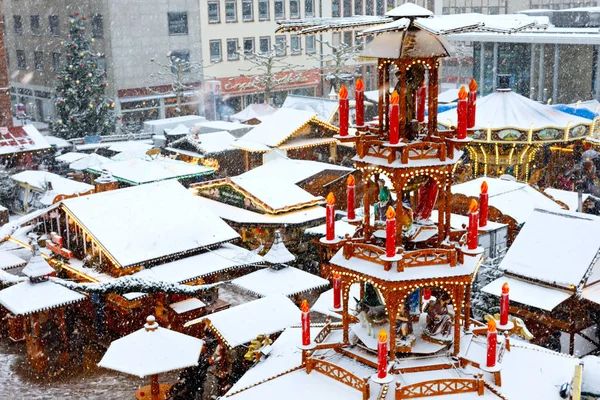 Mercado de Navidad tradicional alemán en el centro histórico de Nuremberg, Alemania durante la nieve — Foto de Stock