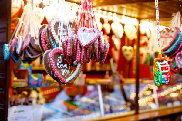 Gingerbread Hearts no Mercado Alemão de Natal. Nuremberg, Munique, Berlim, Hamburgo mercado xmas na Alemanha. Em biscoitos de gengibre tradicionais escritos Eu amo você chamado Lebkuchenherz em alemão — Fotografia de Stock