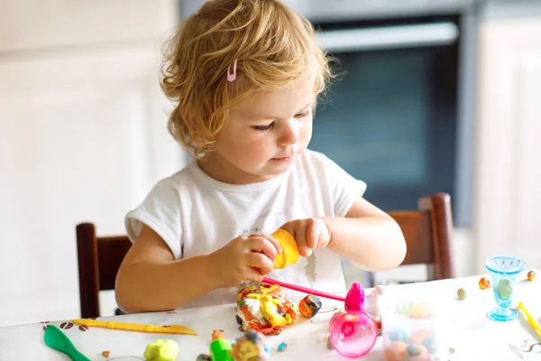 Förtjusande söt liten småbarn flicka med färgglada lera. Friska barn spelar och skapa leksaker från lekdeg. Små barn formning modellera lera och lärande — Stockfoto