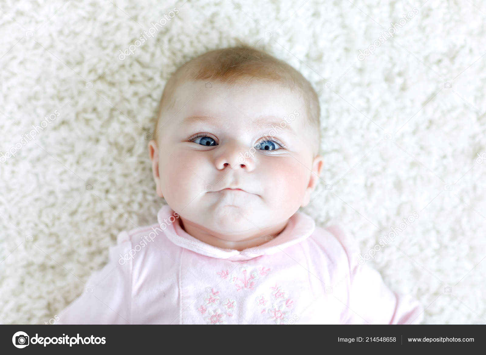 かわいいかわいい生まれたての赤ん坊の子供の肖像画 ストック写真 C Romrodinka かわいいかわいい生まれたての赤ん坊の子供の肖像画 ストック写真 C Romrodinka
