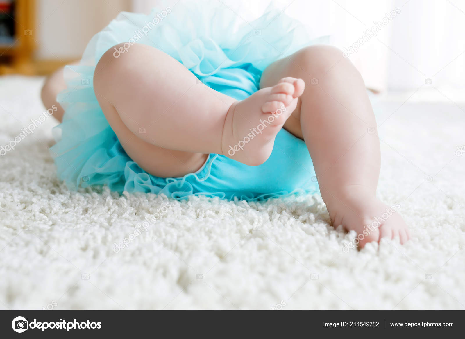 Gros Plan Des Jambes Des Pieds Bebe Fille Sur Fond Image Libre De Droit Par Romrodinka C Gros Plan Des Jambes Des Pieds Bebe Fille Sur Fond Image Libre De Droit Par Romrodinka C
