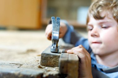 Küçük çocuk çocuk oyuncak araçları inşaatı sitesinde ile yardım.