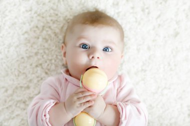 Renkli pastel, eski model çıngıraklı yılanla oynayan tatlı bir kız.