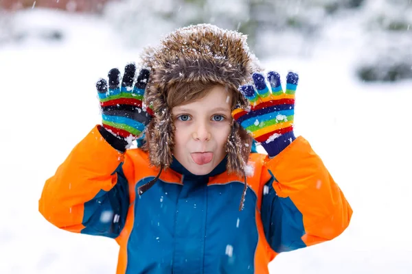 Happy kid boy having fun with snow in winter — Stock Photo, Image