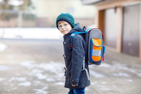 Liten skola unge pojke på elementär klass går till skolan. — Stockfoto