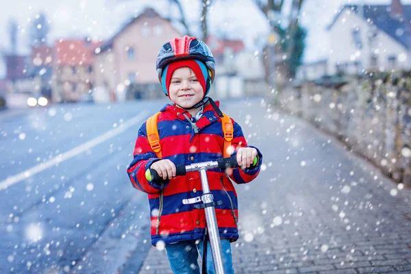 Милый маленький дошкольный мальчик едет на скутере в школу . — стоковое фото