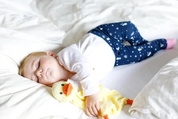 Niedliche entzückende Baby Mädchen von 6 Monaten schlafen friedlich im Bett — Stockfoto