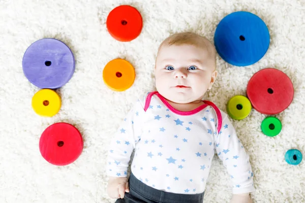 Renkli ahşap çıngırak oyuncakla oynamak sevimli bebeğim — Stok fotoğraf