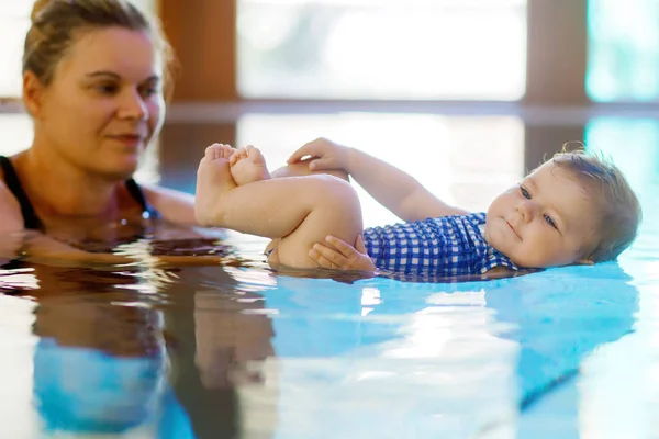 Feliz madre nadando con linda niña adorable hija en la piscina pasar vacaciones de spa — Foto de Stock