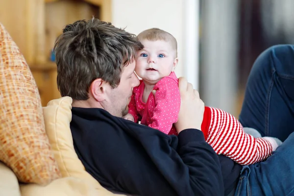 Gelukkig trotse vader van de jonge met pasgeboren baby dochter, familieportret samen — Stockfoto