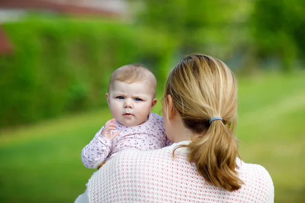 Lycklig mamma ha kul med nyfödda dotter utomhus — Stockfoto