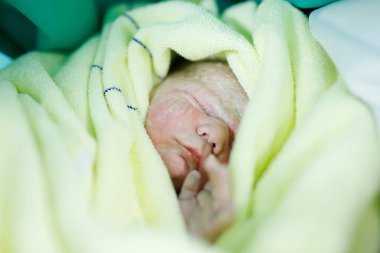 Yeni doğan bebek çocuk saniye ve doğum havlu sarılı sonra dakika