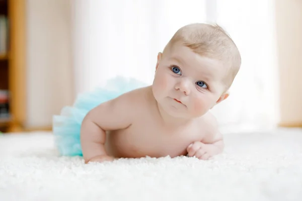 Adorável bebê menina no fundo branco vestindo turquesa tutu saia. — Fotografia de Stock