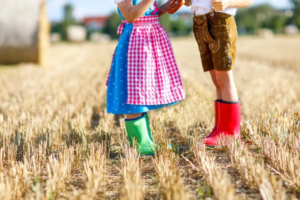 Dos niños con trajes tradicionales bávaros y masaje rojo y verde — Foto de Stock